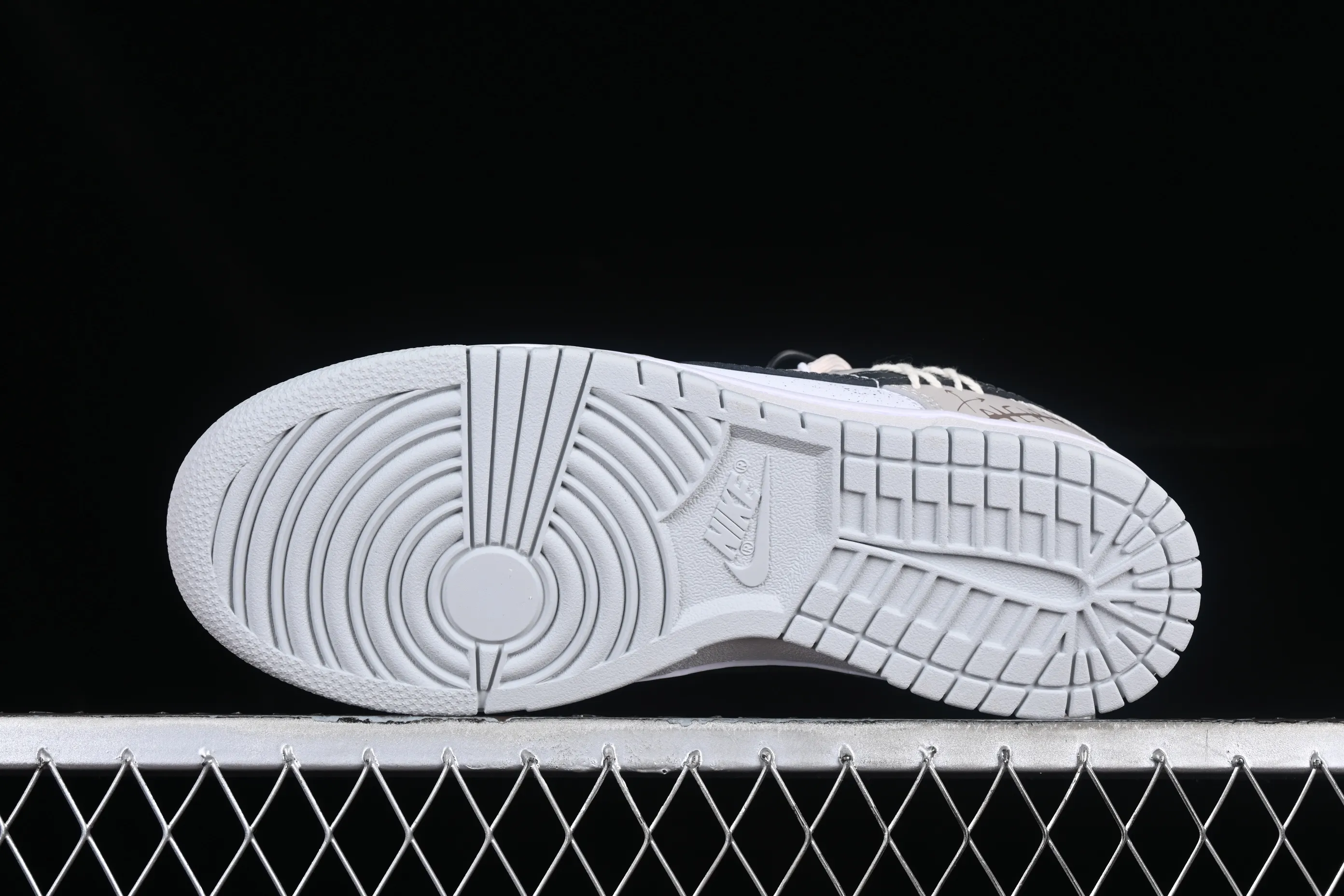 All Categories Nk SB Dunk Series Nk SB Dunk Low Low-top sneakers Nk Dunk Low Retro graffiti Stitched cross black and white gray SB strap low-top casual sneakers DV0831-101